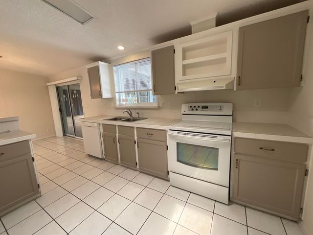 827 Sunglow Street, Boynton Beach, FL 33436