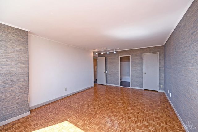 2324 Madison Road, Cincinnati, OH 45208