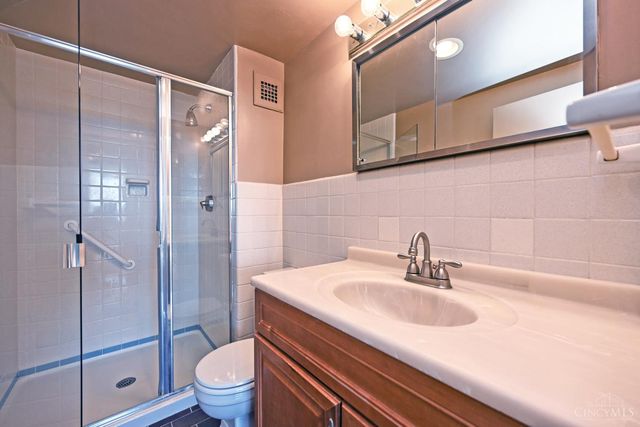 2324 Madison Road, Cincinnati, OH 45208