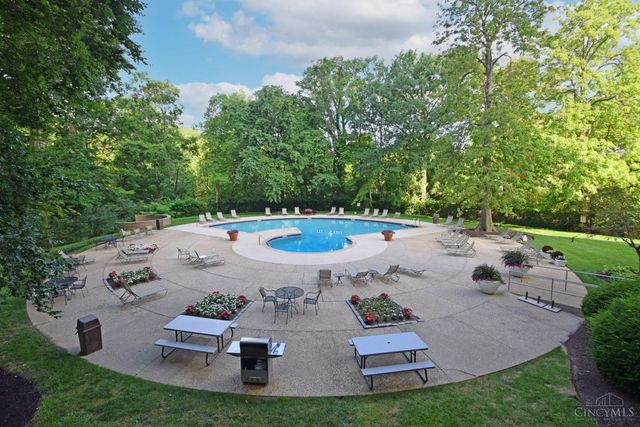 2324 Madison Road, Cincinnati, OH 45208
