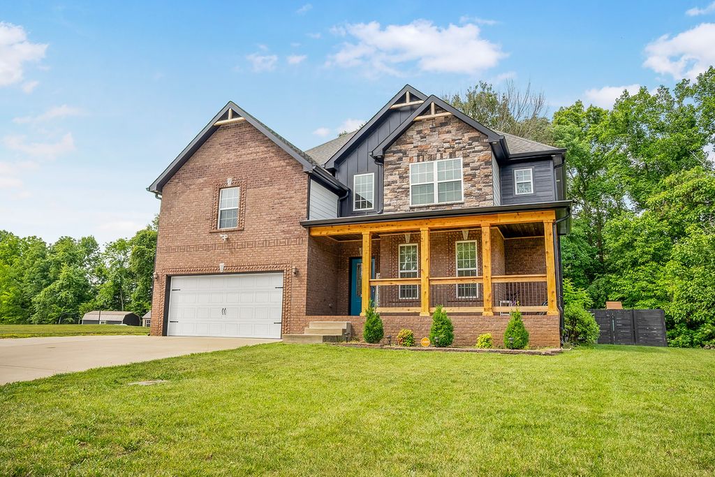 3552 Aurora Dr, Clarksville, TN 37040