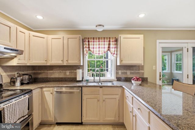 906 HIDDEN HOLLOW DR, Gap, PA 17527