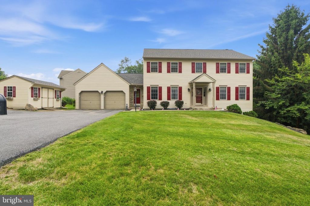 906 HIDDEN HOLLOW DR, Gap, PA 17527