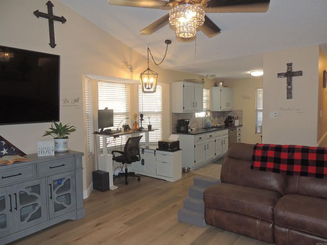 16 Red Oak Place, Maumelle, AR 72113