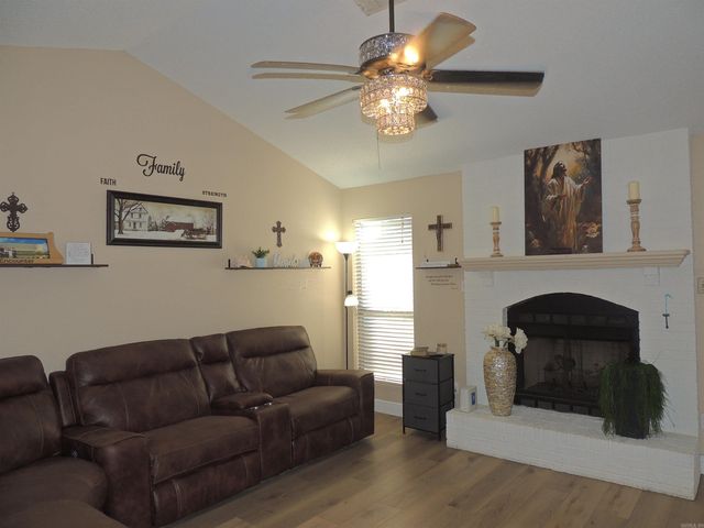 16 Red Oak Place, Maumelle, AR 72113