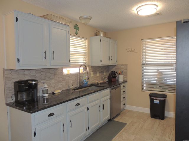 16 Red Oak Place, Maumelle, AR 72113