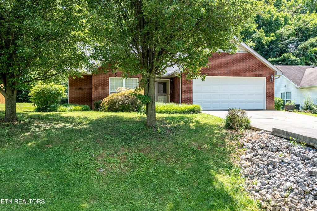 1032 Willow Creek Circle, Maryville, TN 37804