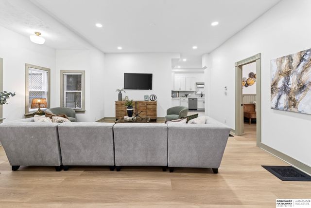 2110 S 33rd Street, Omaha, NE 68104