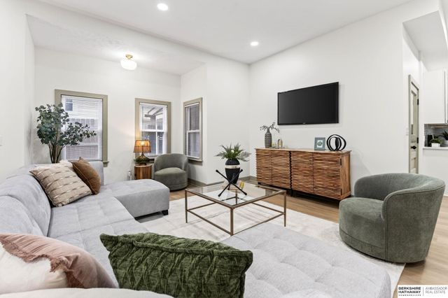 2110 S 33rd Street, Omaha, NE 68104