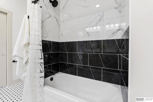 2110 S 33rd Street, Omaha, NE 68104