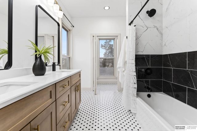 2110 S 33rd Street, Omaha, NE 68104