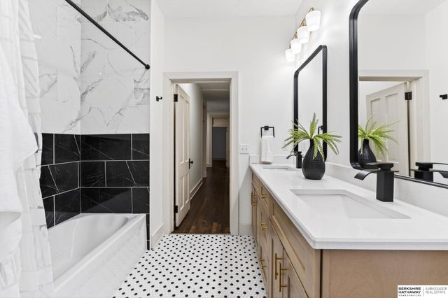 2110 S 33rd Street, Omaha, NE 68104