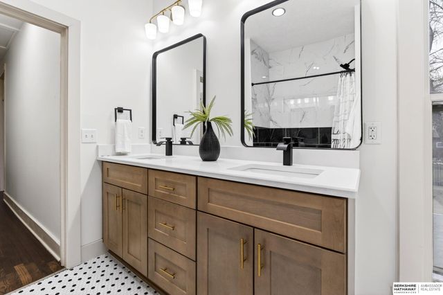 2110 S 33rd Street, Omaha, NE 68104