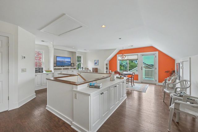 4 Oakdale Place, Charleston, SC 29407