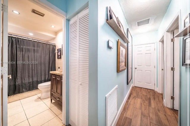 6890 SW 57th St, Davie, FL 33314