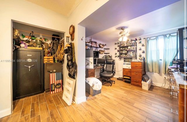 6890 SW 57th St, Davie, FL 33314