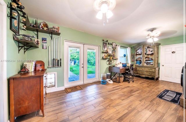 6890 SW 57th St, Davie, FL 33314