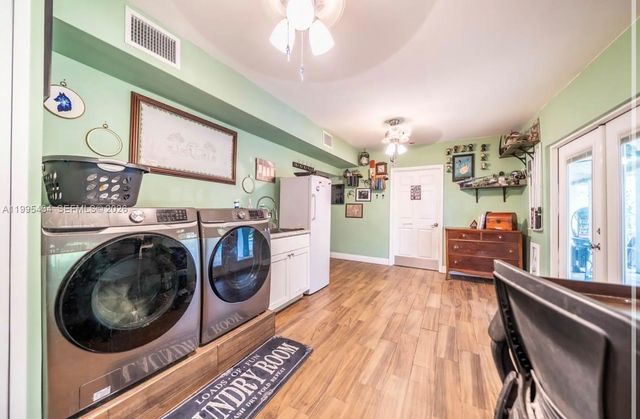 6890 SW 57th St, Davie, FL 33314