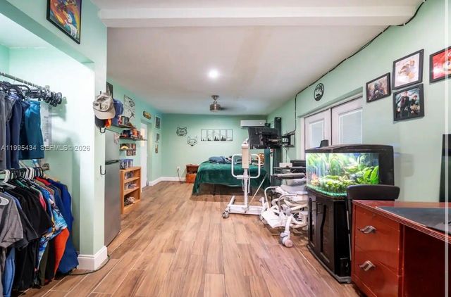 6890 SW 57th St, Davie, FL 33314