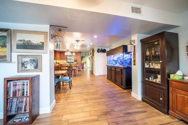 6890 SW 57th St, Davie, FL 33314