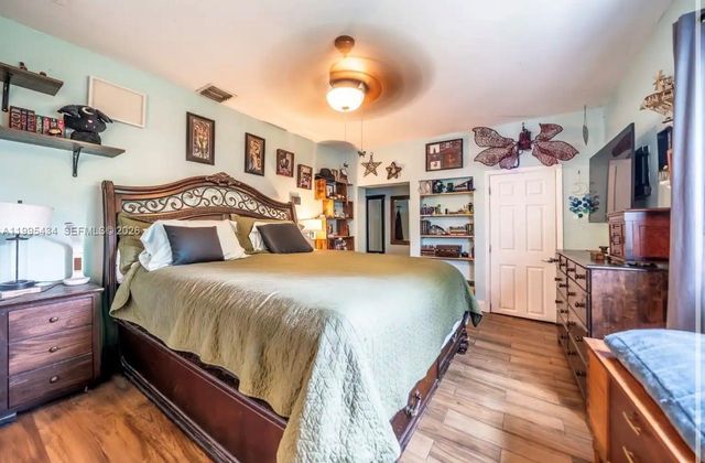 6890 SW 57th St, Davie, FL 33314