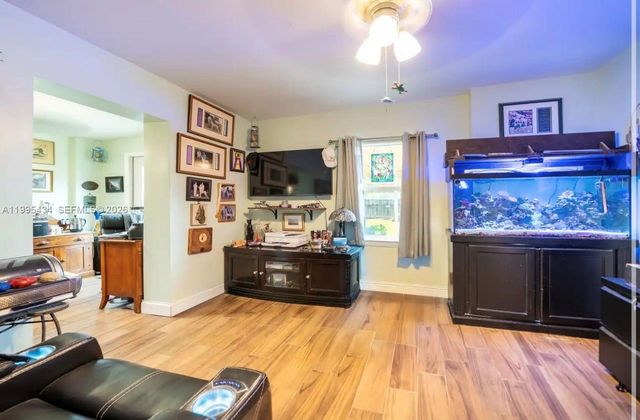 6890 SW 57th St, Davie, FL 33314