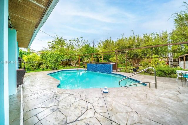 6890 SW 57th St, Davie, FL 33314