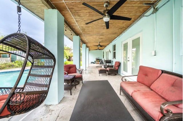 6890 SW 57th St, Davie, FL 33314