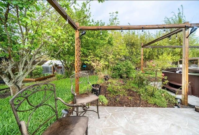 6890 SW 57th St, Davie, FL 33314