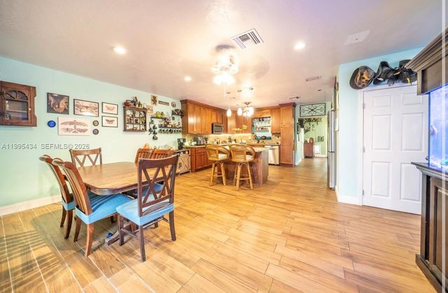 6890 SW 57th St, Davie, FL 33314