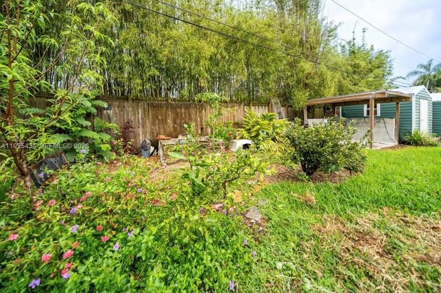 6890 SW 57th St, Davie, FL 33314