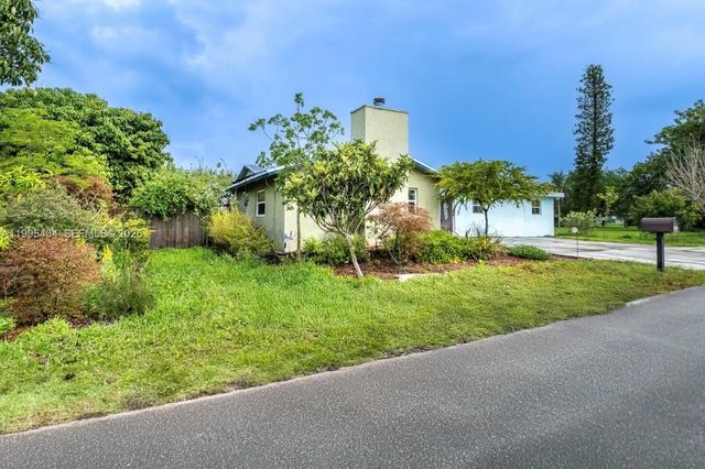 6890 SW 57th St, Davie, FL 33314