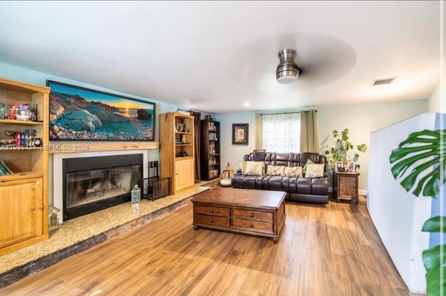 6890 SW 57th St, Davie, FL 33314