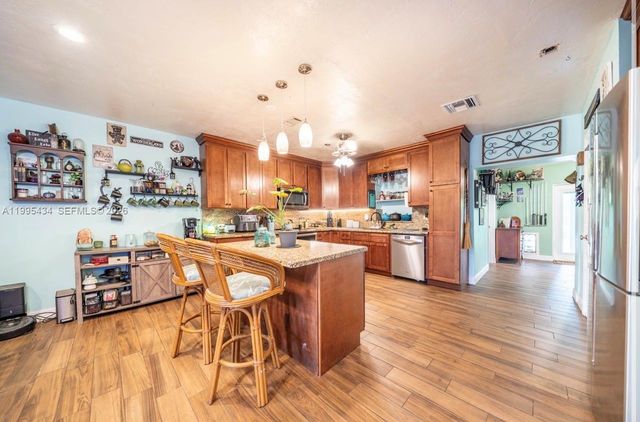 6890 SW 57th St, Davie, FL 33314