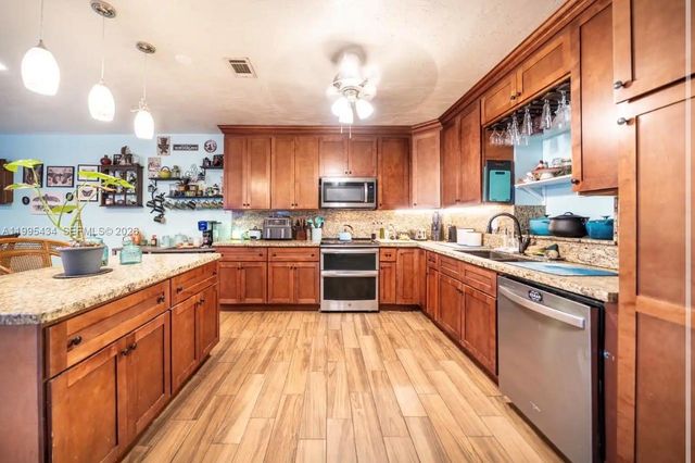 6890 SW 57th St, Davie, FL 33314