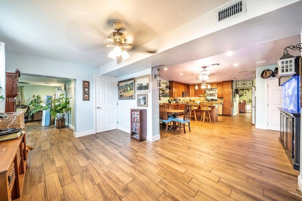 6890 SW 57th St, Davie, FL 33314