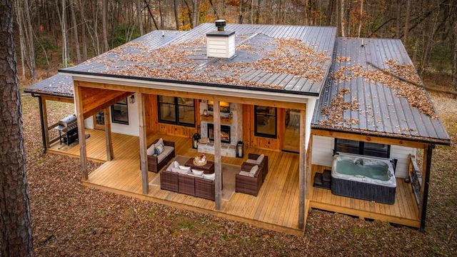 649 Lees Ride, Mccaysville, GA 30555