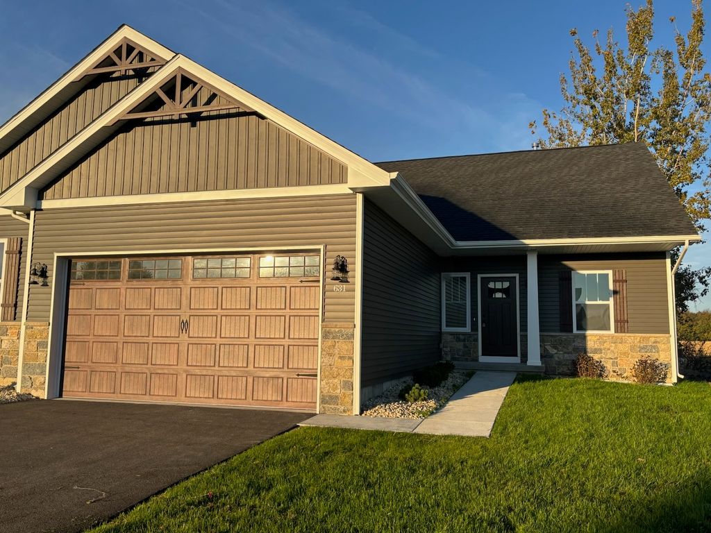 634 Anjali Court R, Sycamore, IL 60178