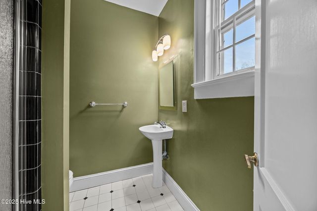 2406 E 4th Street, Greenville, NC 27858