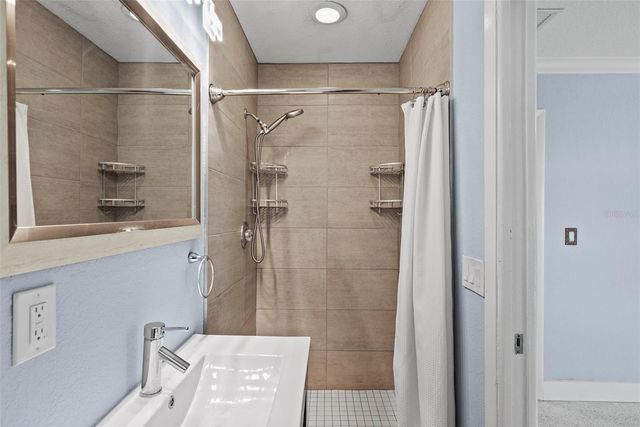 7499 OAK STREET NE, St Petersburg, FL 33702