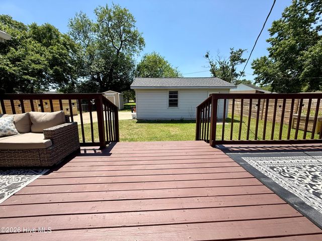 215 N Edgewood Avenue, Williamston, NC 27892