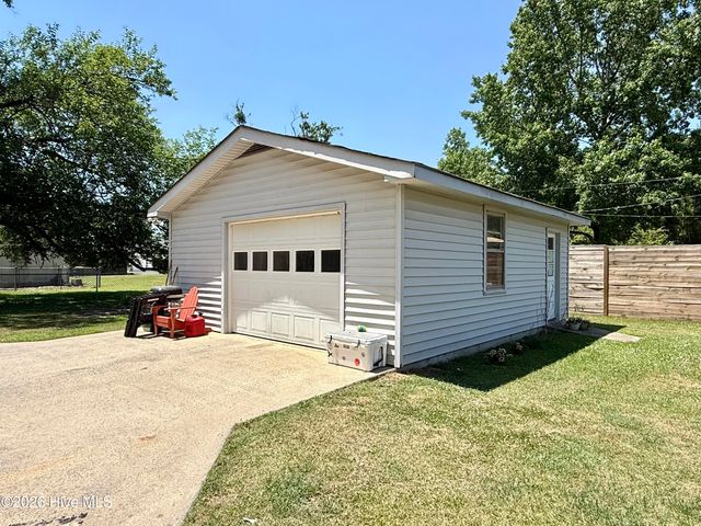 215 N Edgewood Avenue, Williamston, NC 27892