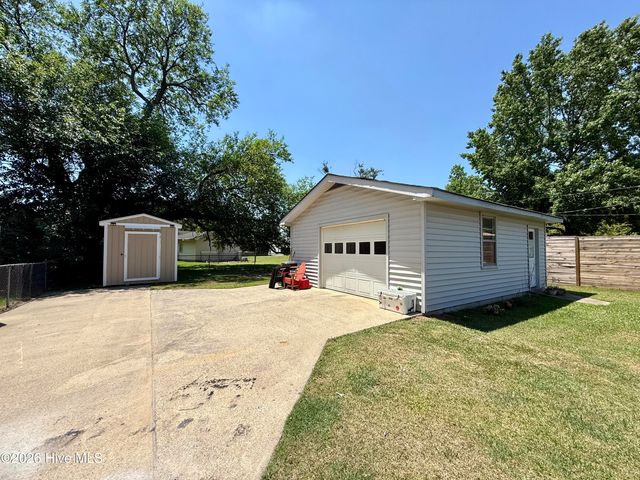 215 N Edgewood Avenue, Williamston, NC 27892