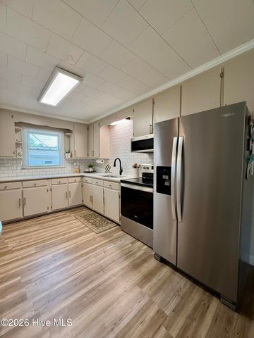 215 N Edgewood Avenue, Williamston, NC 27892