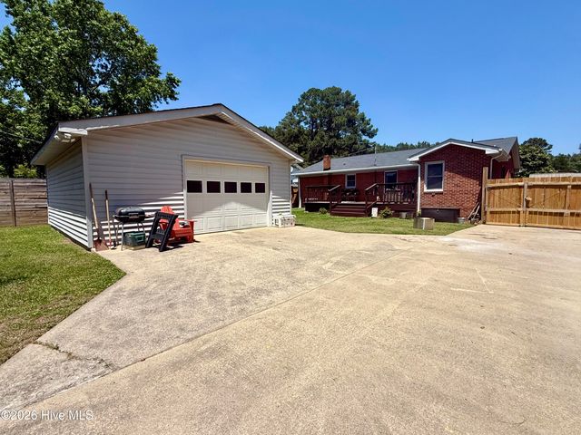 215 N Edgewood Avenue, Williamston, NC 27892
