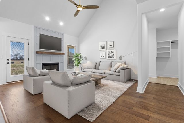 109 Aspen Pine Dr, Clarksville, TN 37043