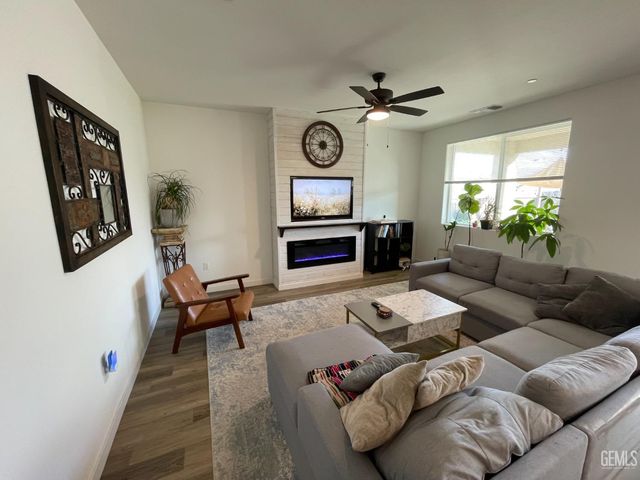 10203 Huslia River Avenue, Bakersfield, CA 93311