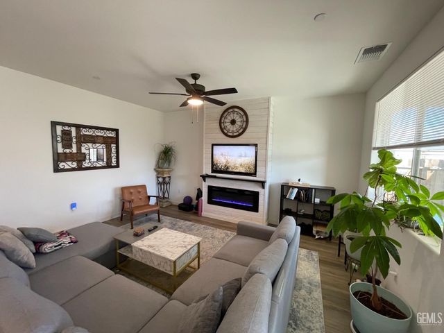 10203 Huslia River Avenue, Bakersfield, CA 93311