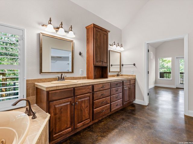423 Elmwood, New Braunfels, TX 78130