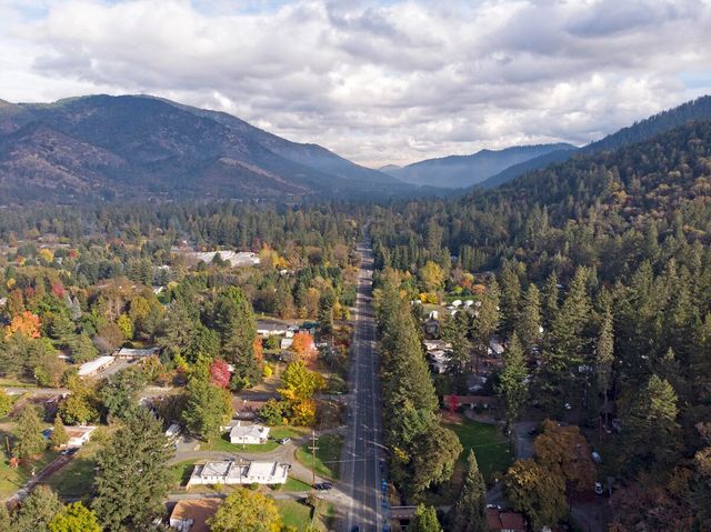 3251 Rogue River Highway, Grants Pass, OR 97527
